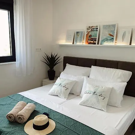Agnes With 63 M2 Rooftop Terrace, Grill And Pool Apartment Okrug Gornji