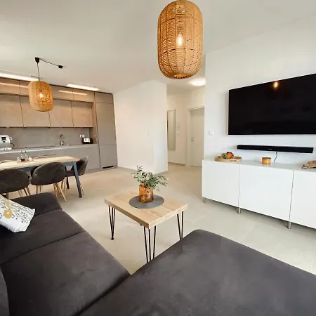 Agnes With 63 M2 Rooftop Terrace, Grill And Pool * Okrug Gornji