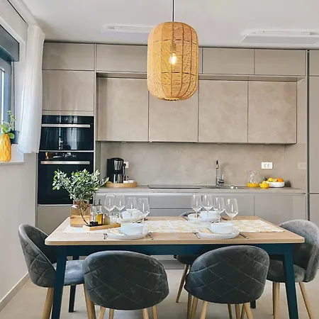Agnes With 63 M2 Rooftop Terrace, Grill And Pool * Okrug Gornji