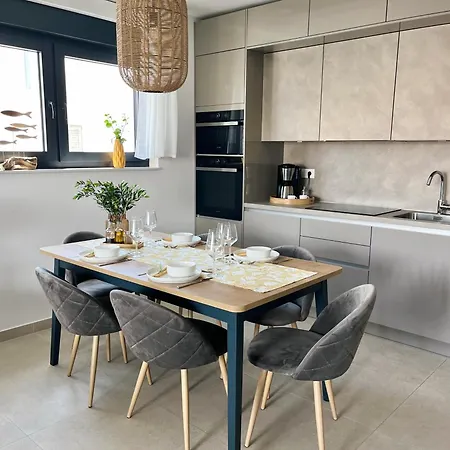 Agnes With 63 M2 Rooftop Terrace, Grill And Pool * Okrug Gornji