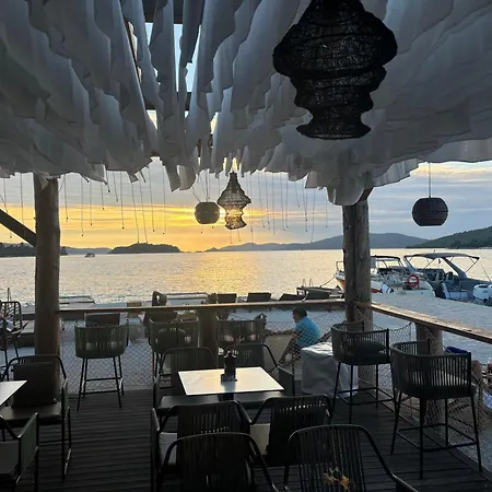 Agnes With 63 M2 Rooftop Terrace, Grill And Pool * Okrug Gornji